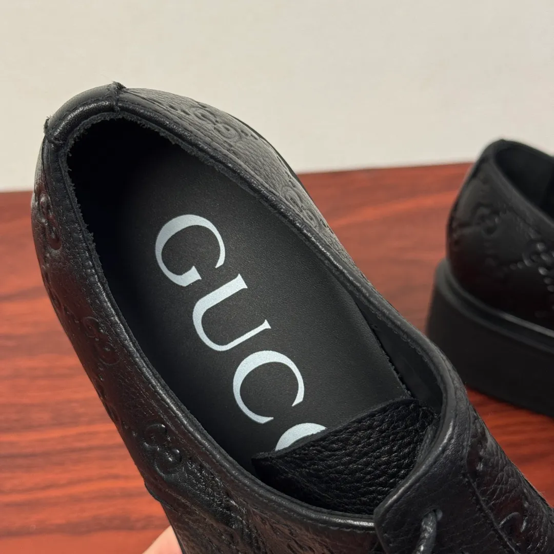 Batch 800 Gucci/Gucci new men's lace-up shoes with GG details, matte cow leather derby shoes! The design of this men's lace-up shoe is rooted in the brand's heritage. Crafted from premium waxed cow leather, it is embellished with GG printed embossed suede leather details, a nod to Gucci's iconic monogram. The rubber sole decorated with GG pattern adds a touch of modern fashion to this design. Typical three-joint style design. European and American classic version, full calfskin lining. The overall upper texture is soft and the lining is comfortable and breathable. 2CM thickened soft rubber sole, easy to control. Versatile and stylish upper foot, multiple colors available to meet different matching needs, complete package! Size: 39-40-41-42-43-44 leather shoe size (can be customized to 38.45.46) Item number: 7826Z cowhide pebbled pattern